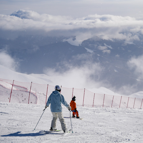Le 4 février 2026, des amateurs de ski à Altay, dans le Xinjiang. (Xinhua/Xu Hongyan)