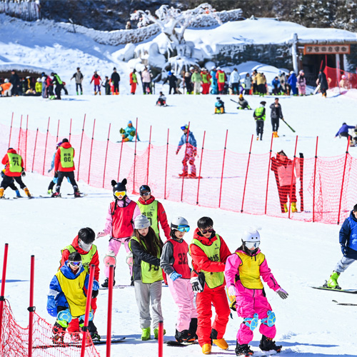 Le 2 février 2026, des élèves participant à un camp d’hiver découvrent les sports de glace et de neige à la station de ski Qixingling, dans la province du Jiangxi. (Xinhua/Zhou Liang)