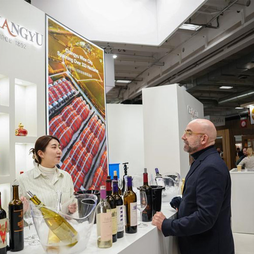 Un client visite le stand Changyu au salon Wine Paris 2026, au parc des expositions de la Porte de Versailles à Paris, en France, le 10 février 2026. (Xinhua/Aurelien Morissard)
